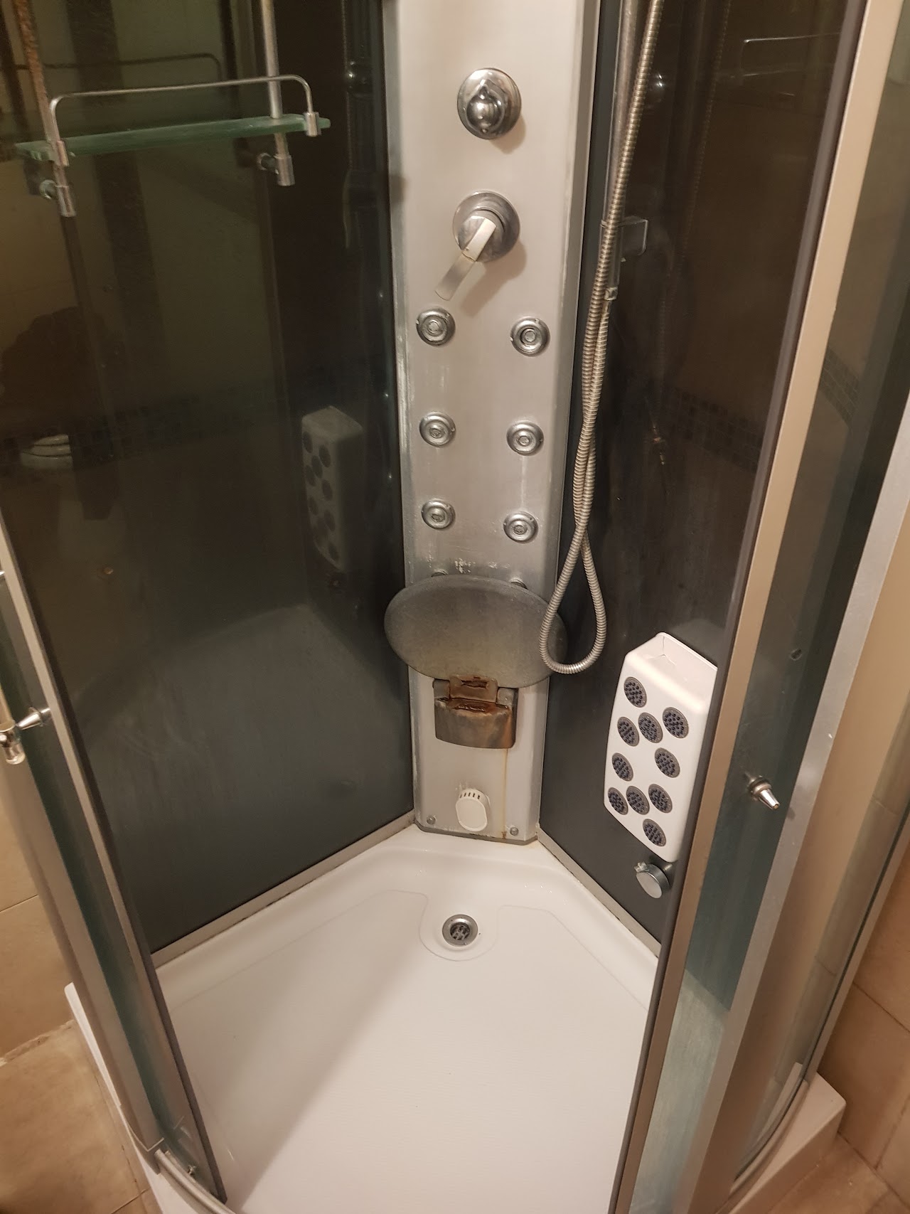 Moderna cabina de hidromasaje y spa de agua en Armony Spa